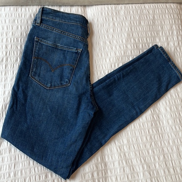 Distressed Levi Jeans - Picture 4 of 4